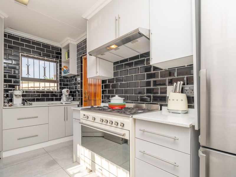 Immaculate Renovated Townhouse in Secure Magaliesig, Sandton - Photo 3