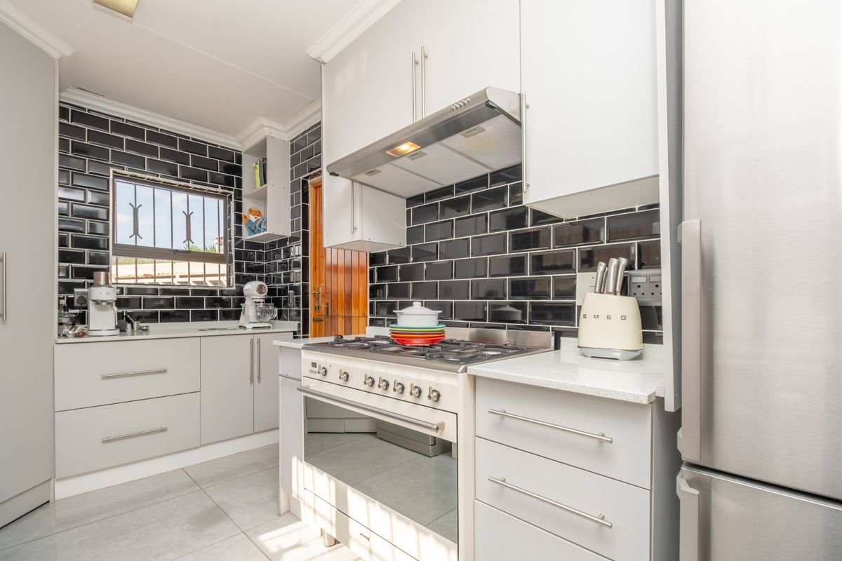 Immaculate Renovated Townhouse in Secure Magaliesig, Sandton - Photo 3
