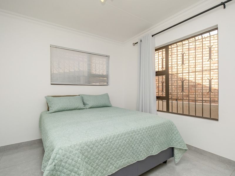 Immaculate Renovated Townhouse in Secure Magaliesig, Sandton - Photo 9