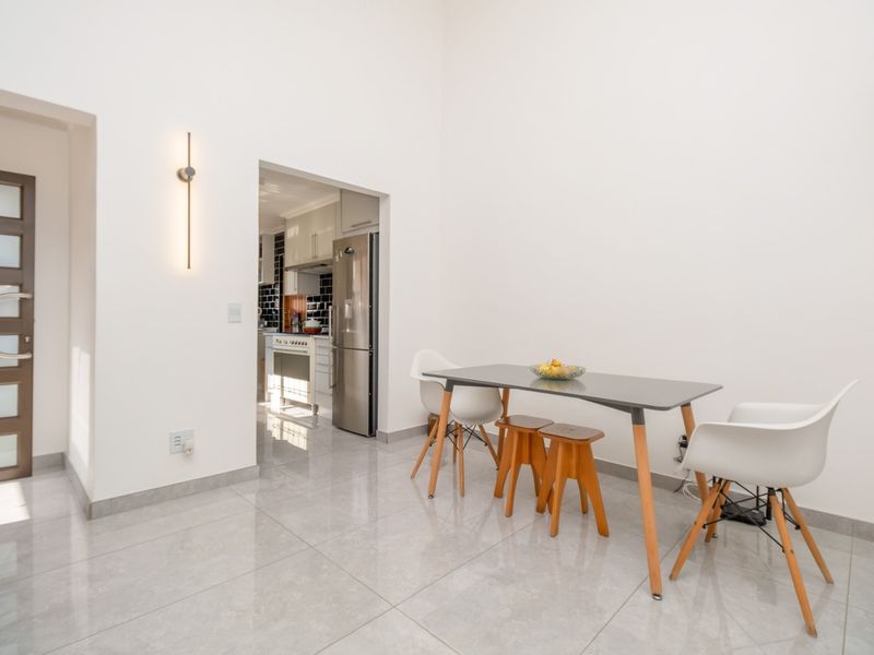 Immaculate Renovated Townhouse in Secure Magaliesig, Sandton - Photo 7