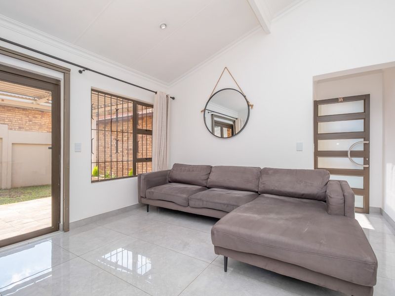 Immaculate Renovated Townhouse in Secure Magaliesig, Sandton - Photo 6