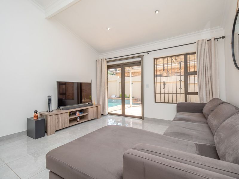 Immaculate Renovated Townhouse in Secure Magaliesig, Sandton - Photo 5