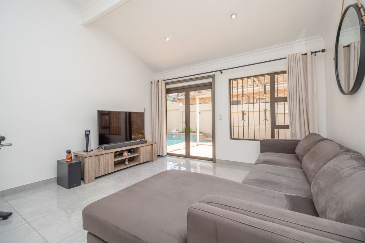 Immaculate Renovated Townhouse in Secure Magaliesig, Sandton - Photo 5