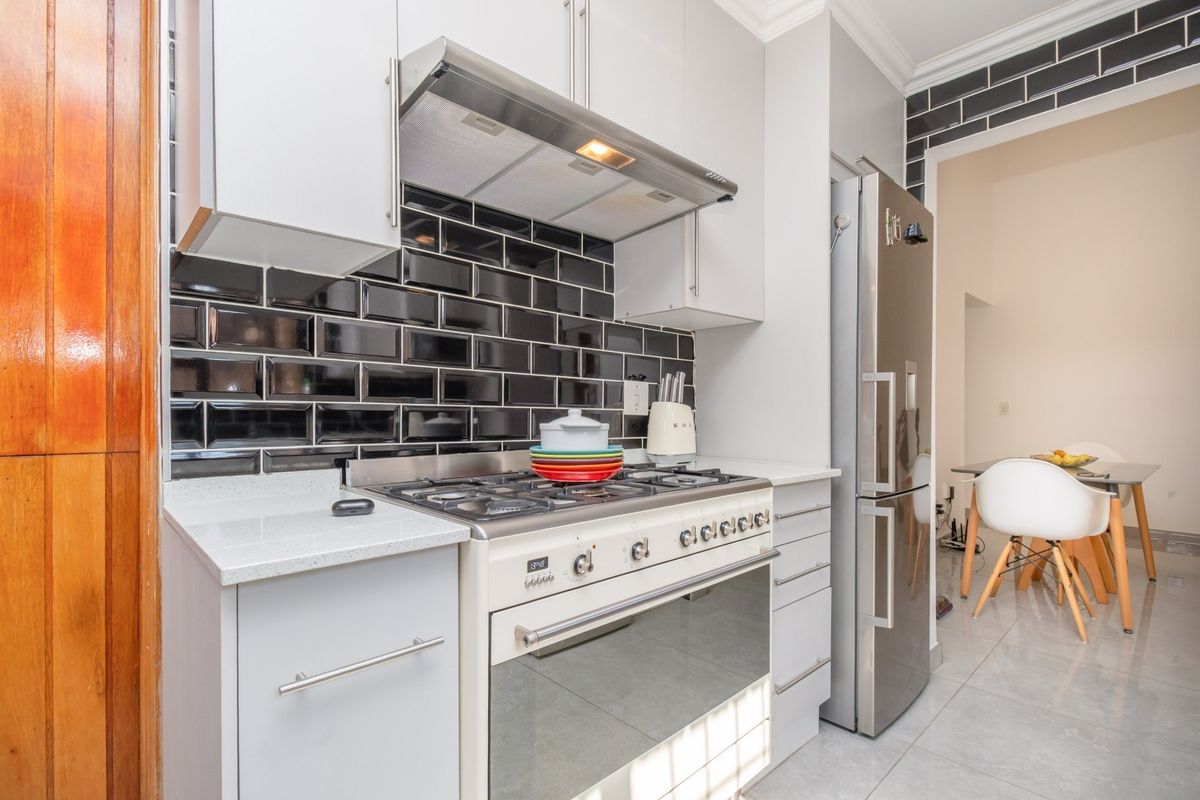 Immaculate Renovated Townhouse in Secure Magaliesig, Sandton - Photo 4