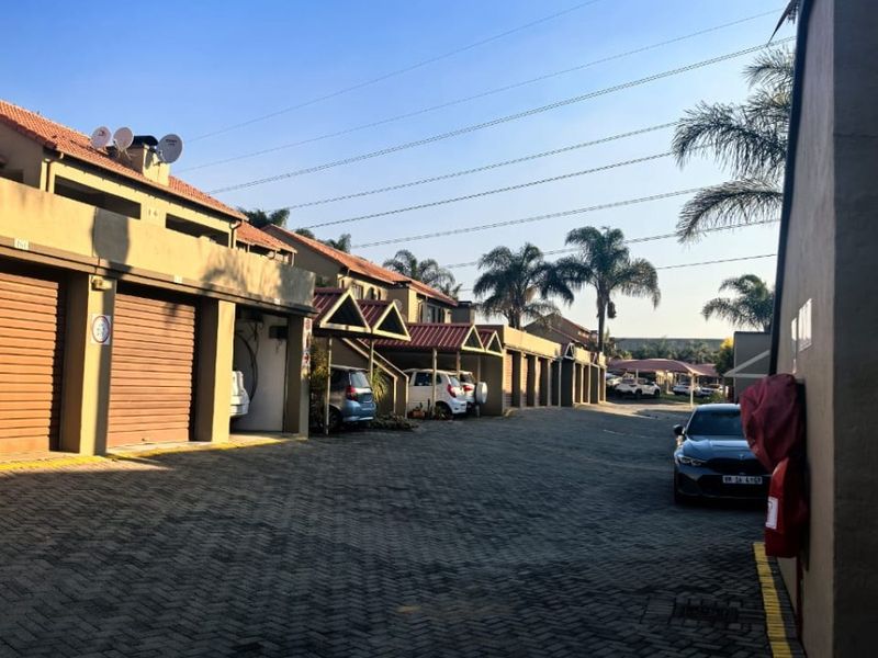 Townhouse To Rent in Eden Glen, Edenvale - Photo 1