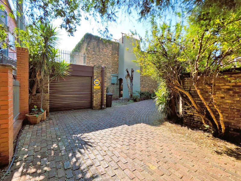 5 Bedroom Duplex-Townhouse for Sale in Arcadia - Photo 2