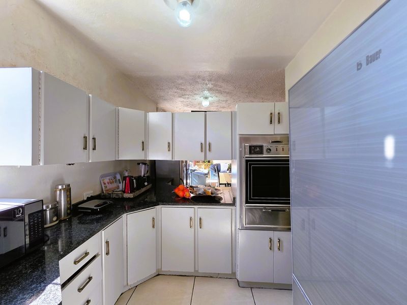 5 Bedroom Duplex-Townhouse for Sale in Arcadia - Photo 7