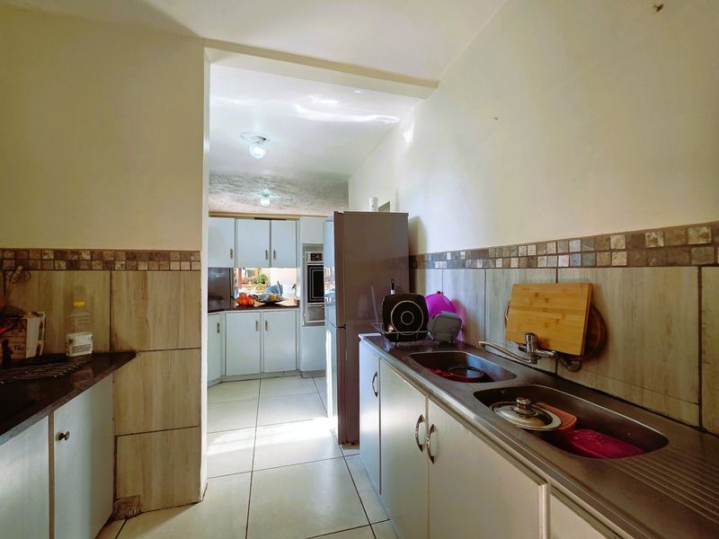 5 Bedroom Duplex-Townhouse for Sale in Arcadia - Photo 6