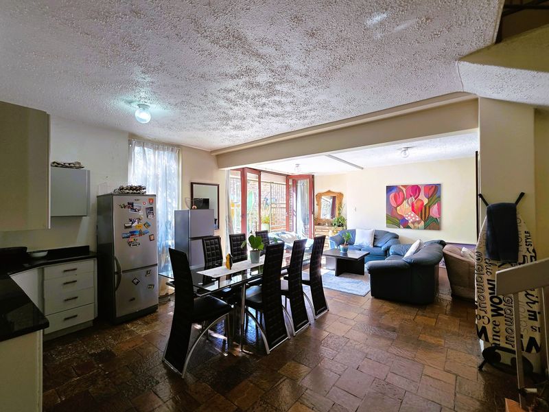 5 Bedroom Duplex-Townhouse for Sale in Arcadia - Photo 9