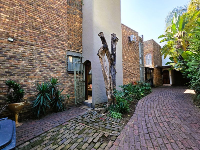 5 Bedroom Duplex-Townhouse for Sale in Arcadia - Photo 4
