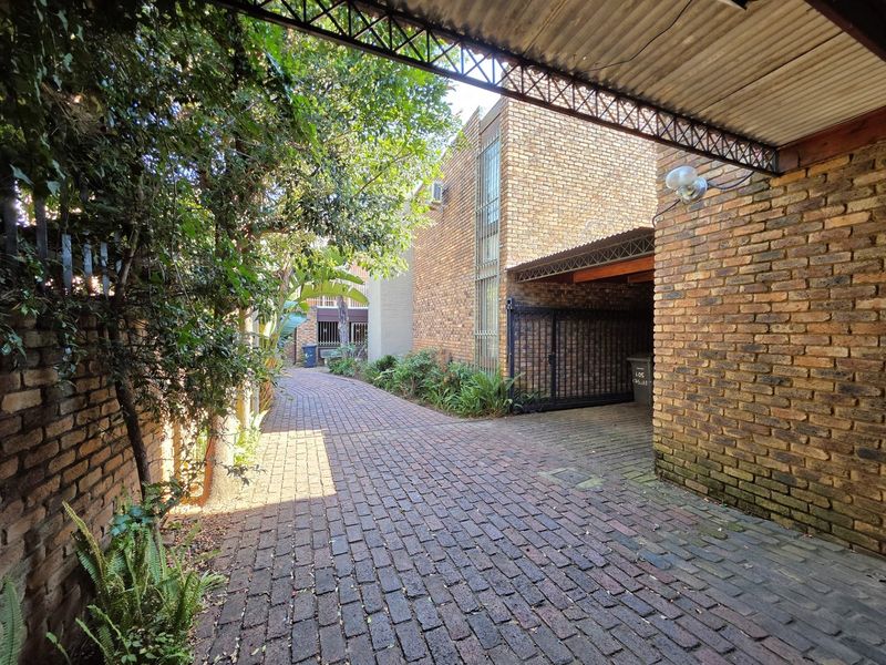 5 Bedroom Duplex-Townhouse for Sale in Arcadia - Photo 3