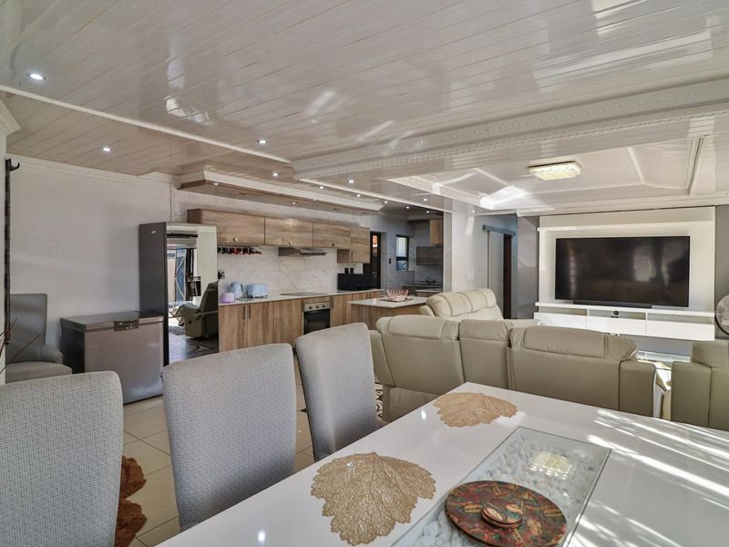Modern 3-Bedroom Home with Open-Plan Living, Pool and Stylish Finishes - Photo 8