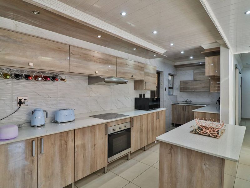 Modern 3-Bedroom Home with Open-Plan Living, Pool and Stylish Finishes - Photo 7