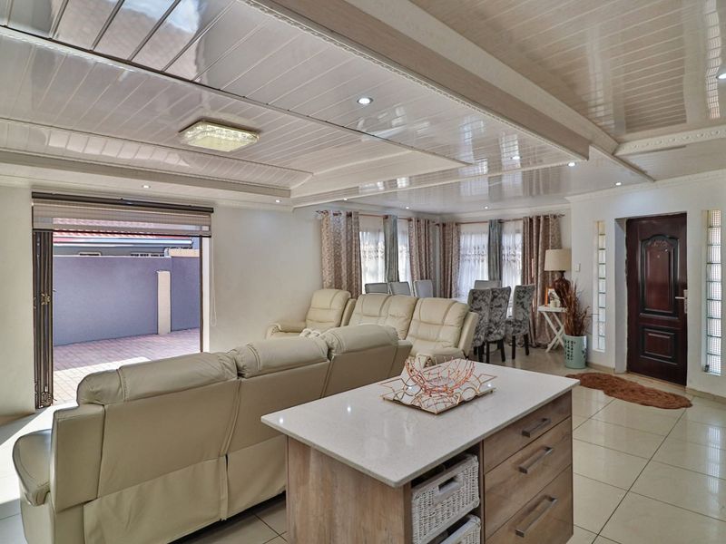 Modern 3-Bedroom Home with Open-Plan Living, Pool and Stylish Finishes - Photo 6