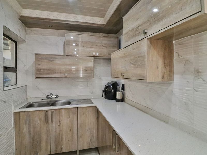 Modern 3-Bedroom Home with Open-Plan Living, Pool and Stylish Finishes - Photo 5
