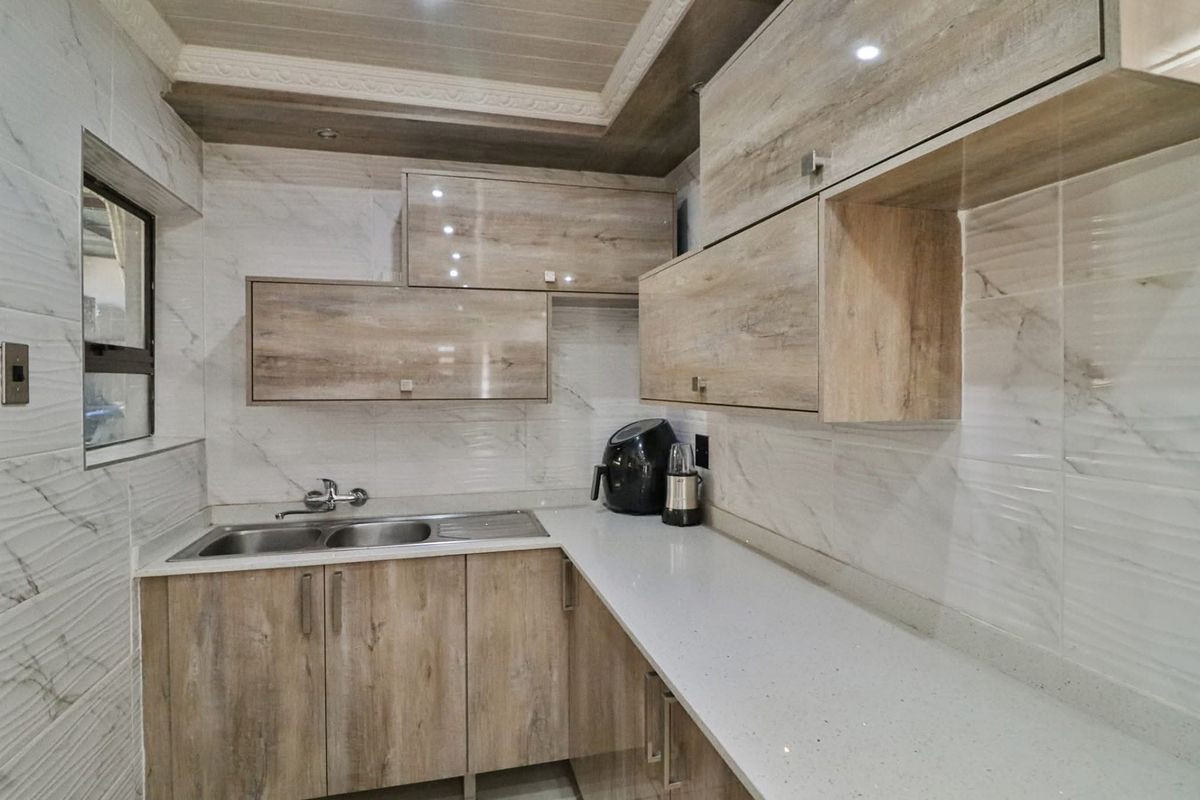 Modern 3-Bedroom Home with Open-Plan Living, Pool and Stylish Finishes - Photo 5