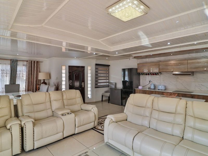 Modern 3-Bedroom Home with Open-Plan Living, Pool and Stylish Finishes - Photo 3