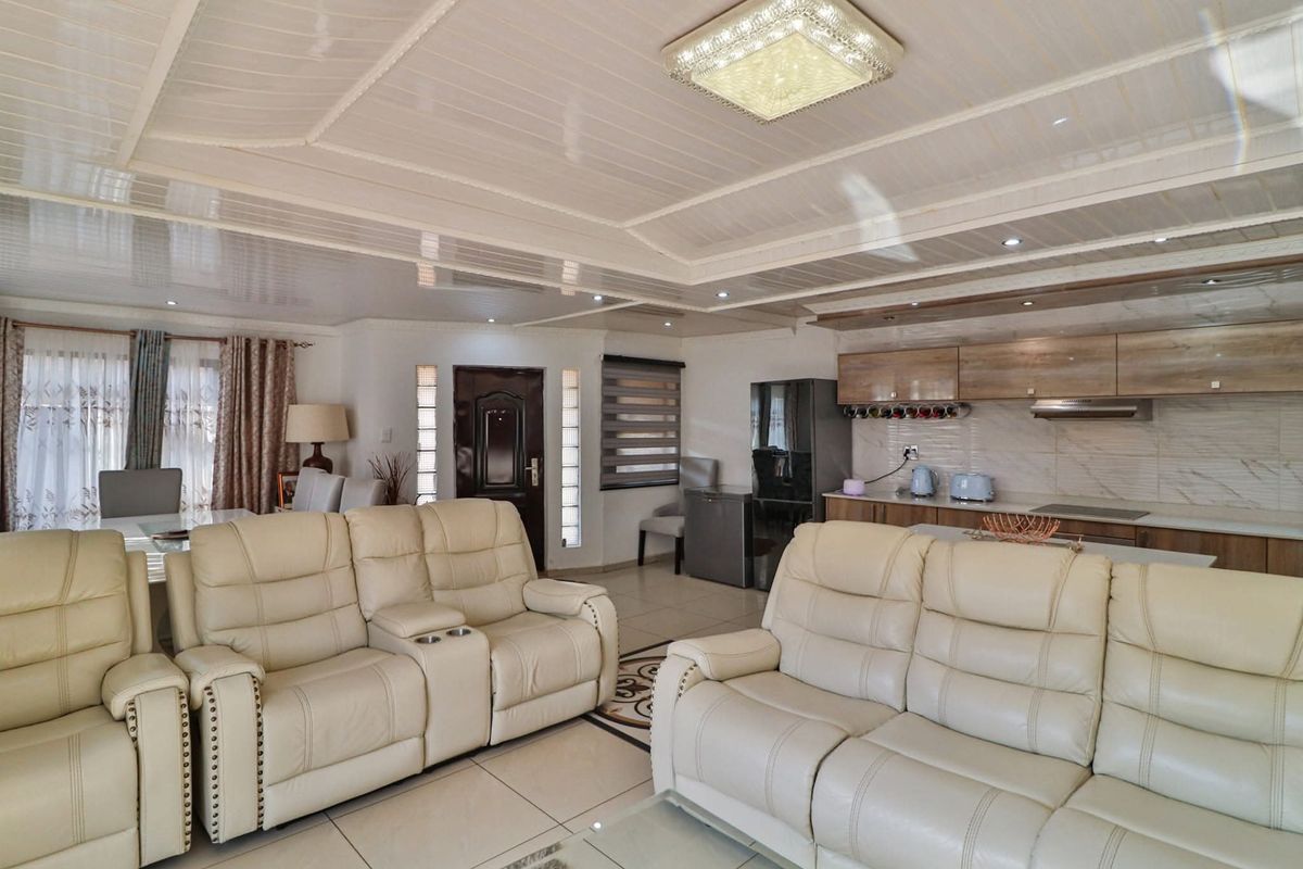 Modern 3-Bedroom Home with Open-Plan Living, Pool and Stylish Finishes - Photo 3