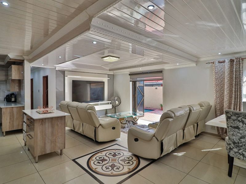 Modern 3-Bedroom Home with Open-Plan Living, Pool and Stylish Finishes - Photo 2