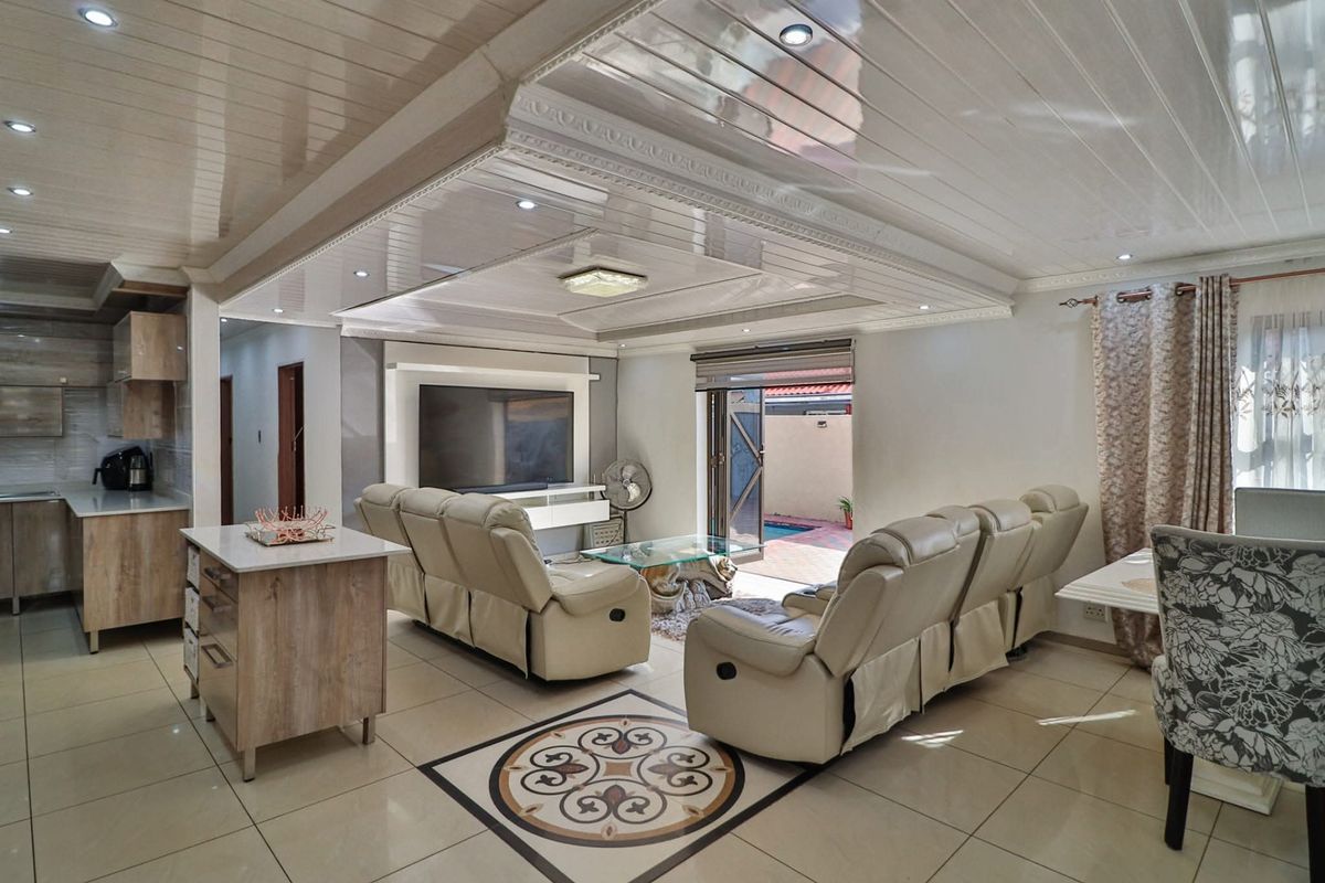 Modern 3-Bedroom Home with Open-Plan Living, Pool and Stylish Finishes - Photo 2