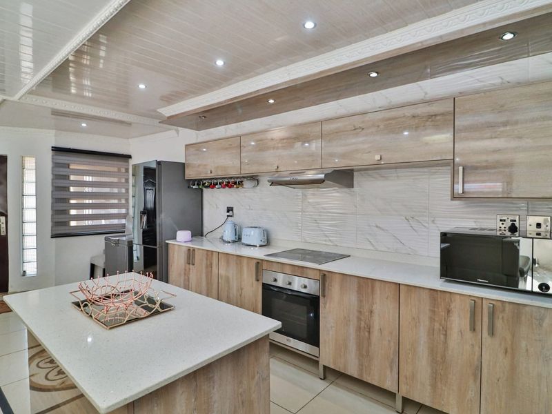 Modern 3-Bedroom Home with Open-Plan Living, Pool and Stylish Finishes - Photo 4