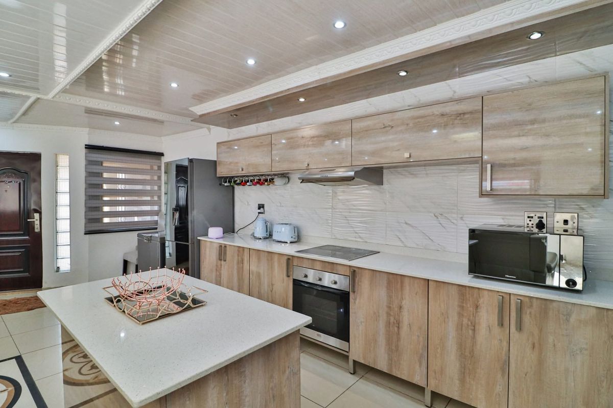 Modern 3-Bedroom Home with Open-Plan Living, Pool and Stylish Finishes - Photo 4