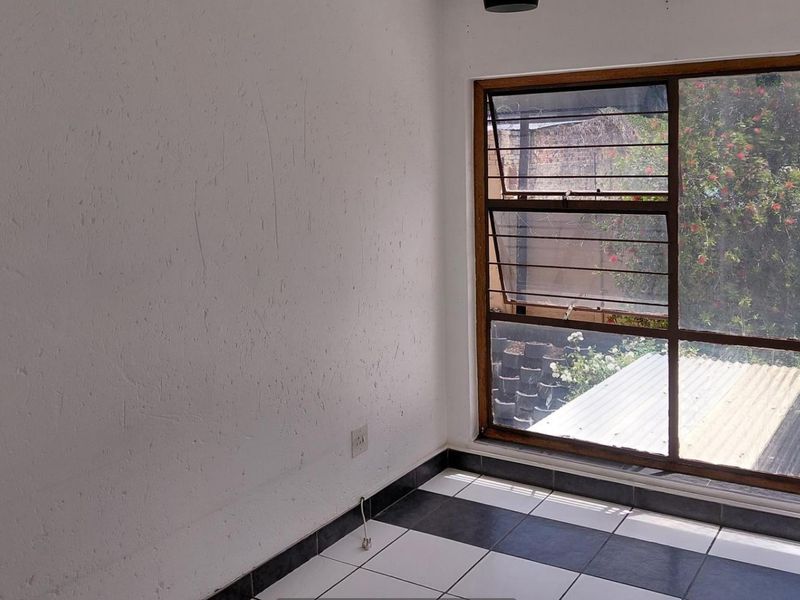 Townhouse For Sale in Kew, Johannesburg - Photo 7