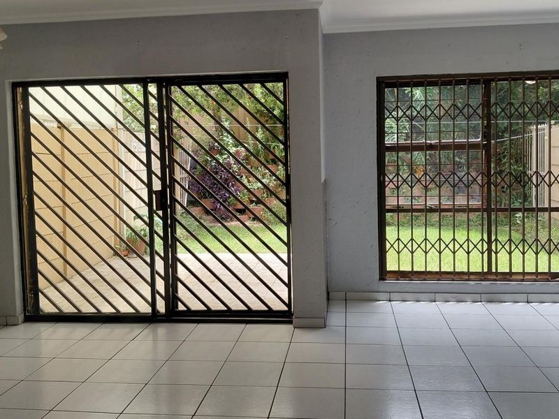 Townhouse For Sale in Kew, Johannesburg - Photo 2