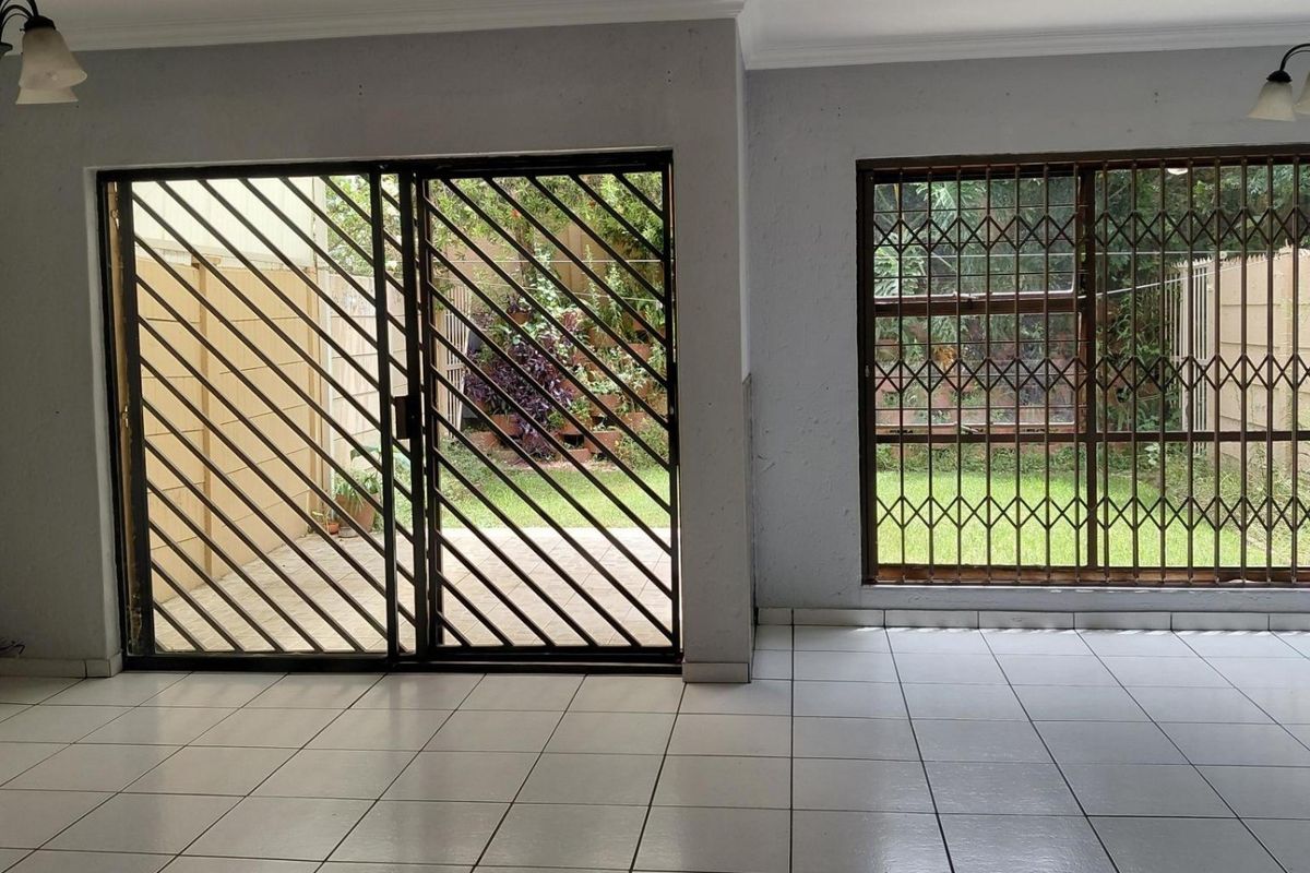 Townhouse For Sale in Kew, Johannesburg - Photo 2