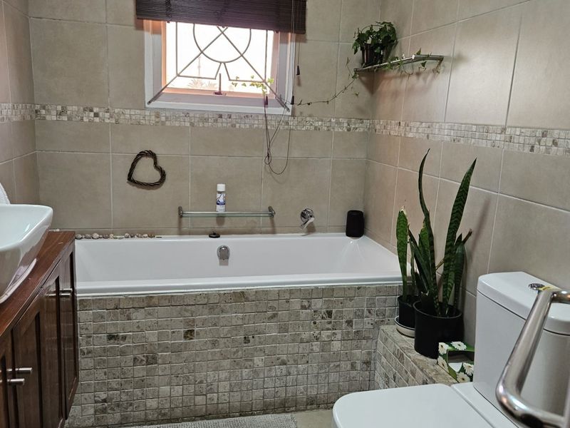 Furnished 2-Bedroom Garden Cottage in Melkbosstrand - Photo 6
