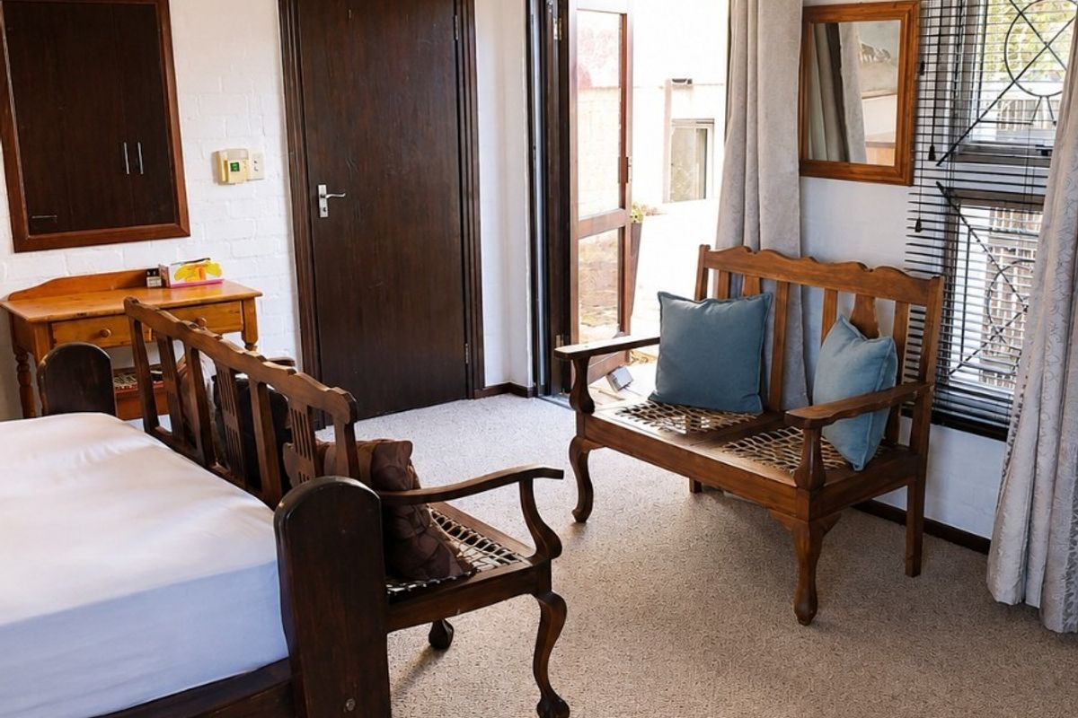 Furnished 2-Bedroom Garden Cottage in Melkbosstrand - Photo 3
