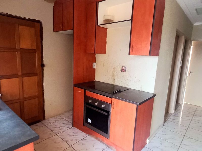 Family house available for rental in Soshanguve block vv - Photo 4