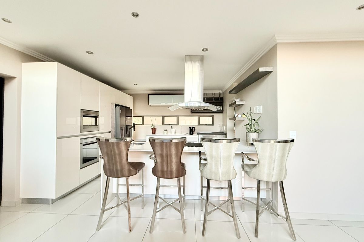 ULTRA MODERN FURNISHED HOME TO RENT IN FOURWAYS - Photo 3