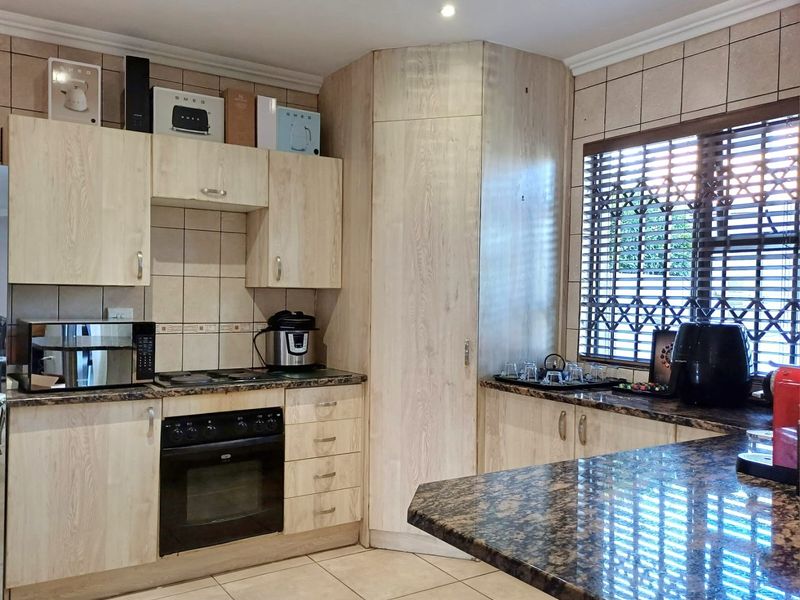 3 Bedroom Townhouse to Rent in Amorosa - Photo 10
