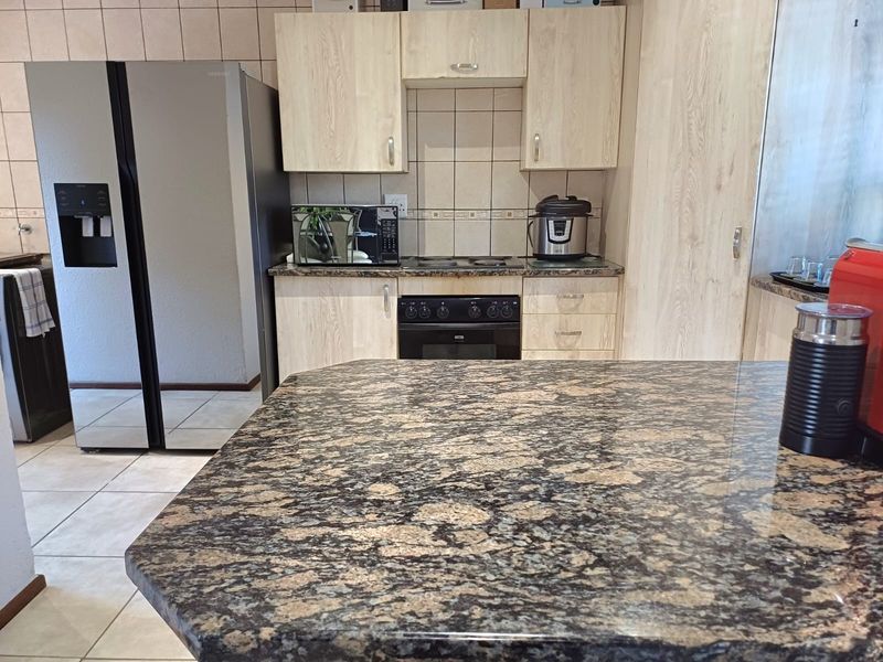 3 Bedroom Townhouse to Rent in Amorosa - Photo 9