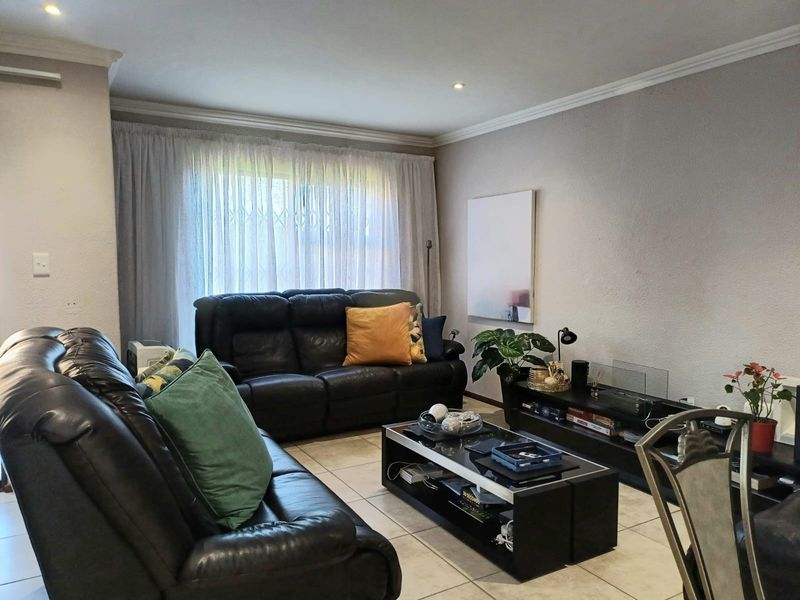 3 Bedroom Townhouse to Rent in Amorosa - Photo 6