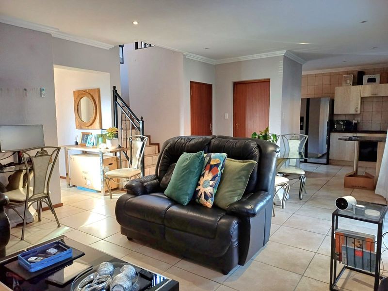 3 Bedroom Townhouse to Rent in Amorosa - Photo 4