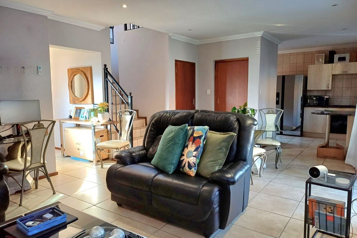 3 Bedroom Townhouse to Rent in Amorosa - Photo 4