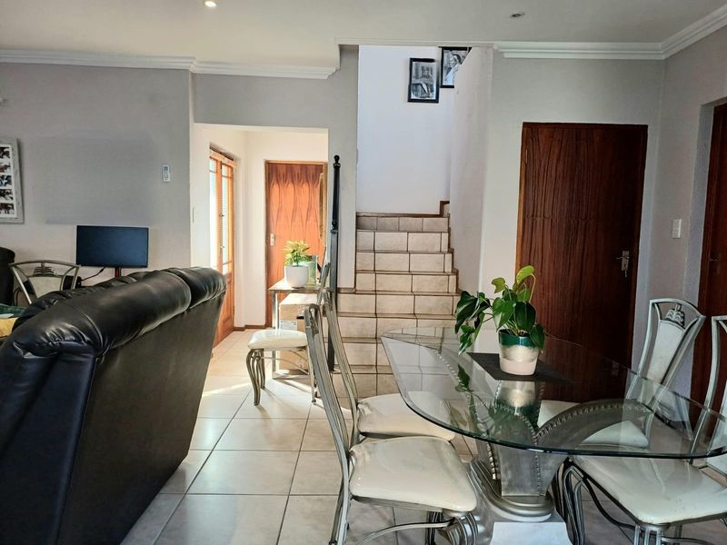 3 Bedroom Townhouse to Rent in Amorosa - Photo 3