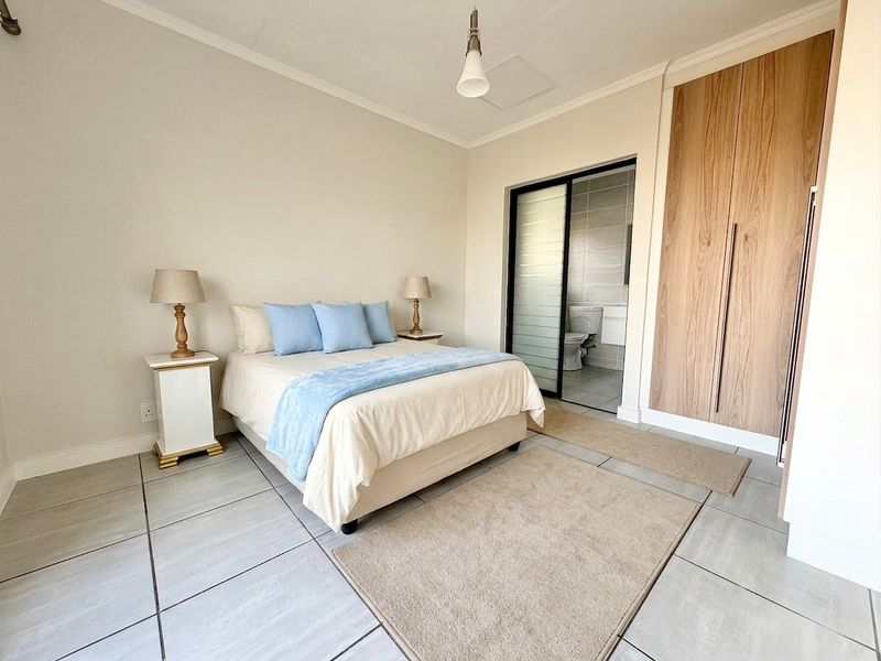 1 Bed - 1 Bath Apartment with Balcony For Sale in Waterfall, Midrand - Photo 2