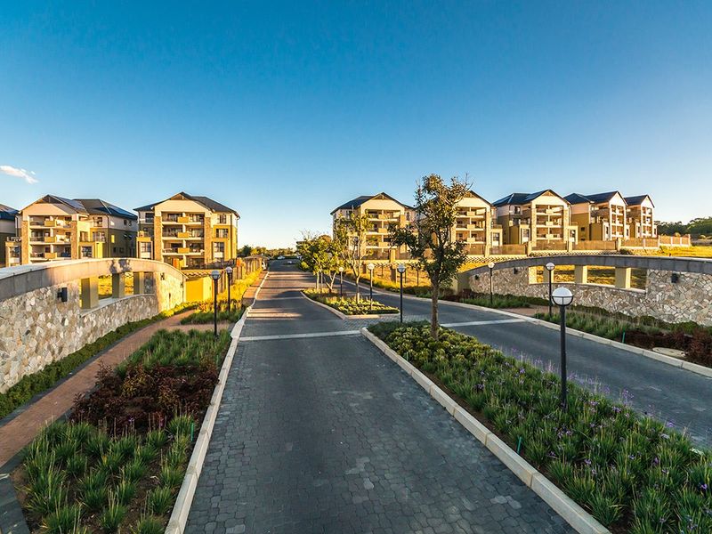 1 Bed - 1 Bath Apartment with Balcony For Sale in Waterfall, Midrand - Photo 4