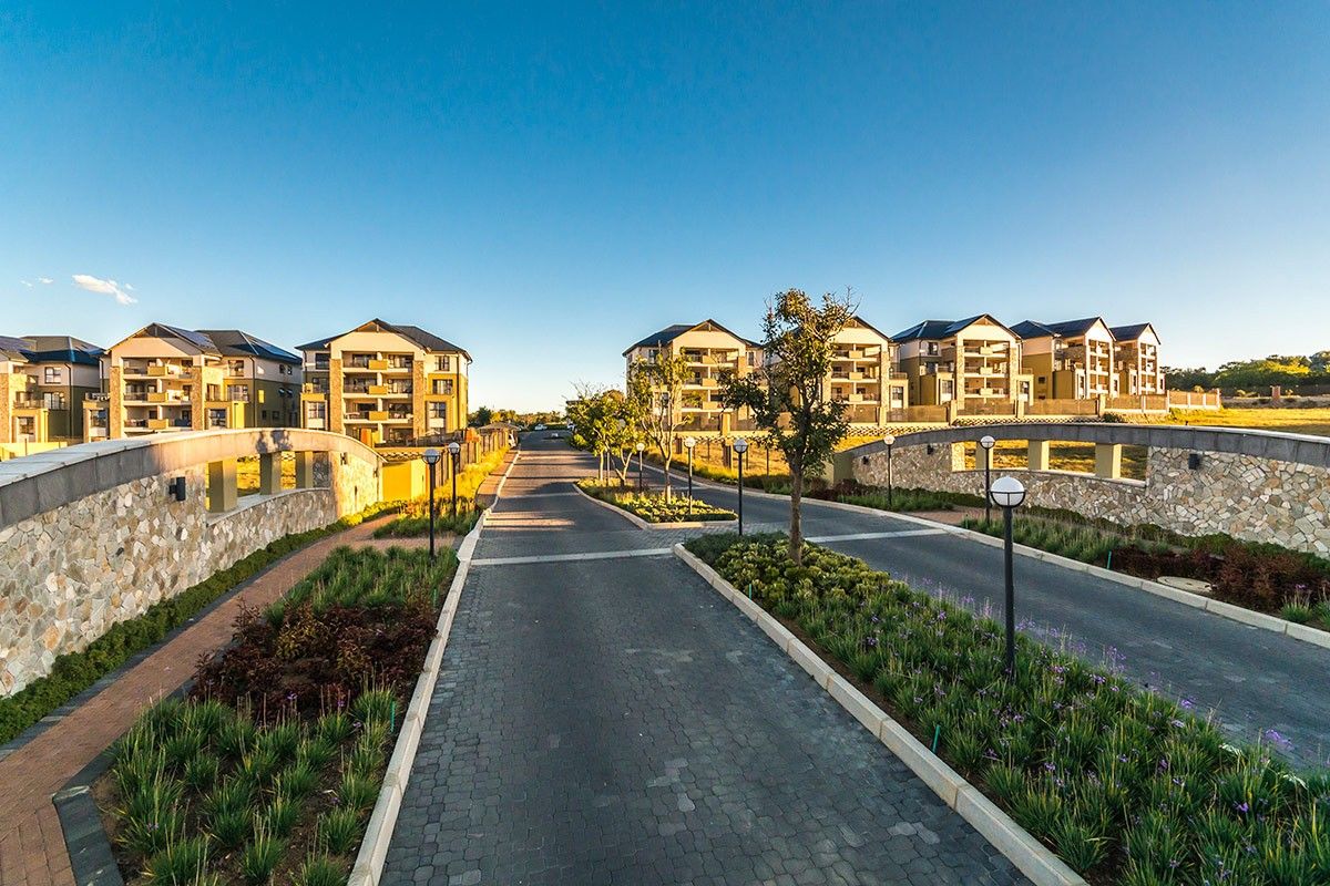 1 Bed - 1 Bath Apartment with Balcony For Sale in Waterfall, Midrand - Photo 4