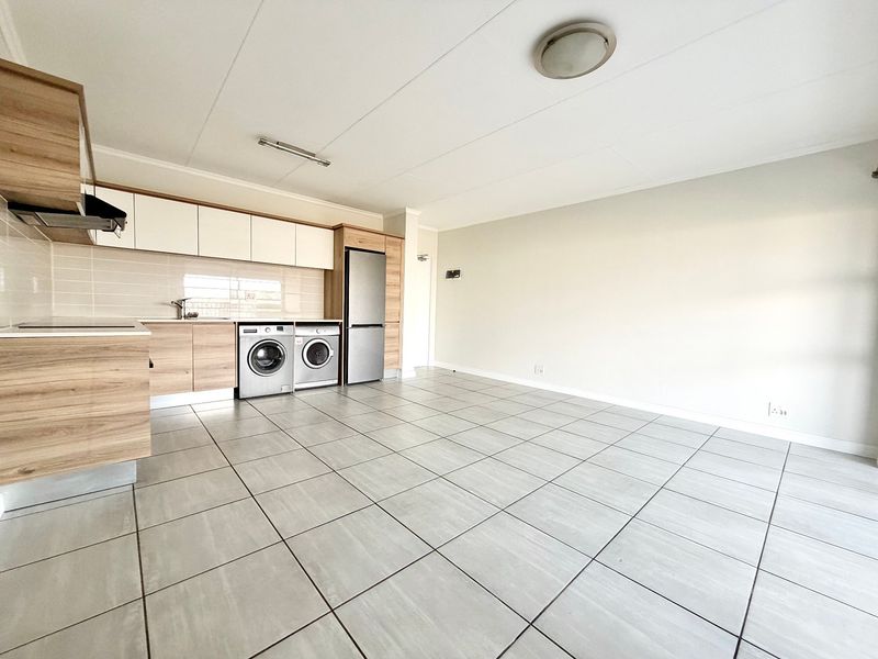 1 Bed - 1 Bath Apartment with Balcony For Sale in Waterfall, Midrand - Photo 10