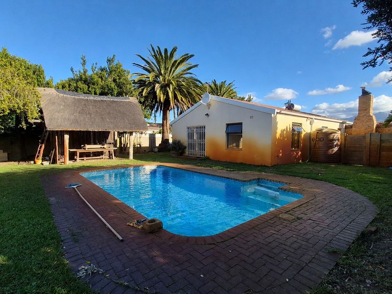 4 Bedroom House For Sale in Thornton, Cape Town - Photo 1