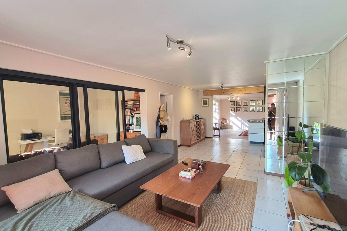 4 Bedroom House For Sale in Thornton, Cape Town - Photo 2