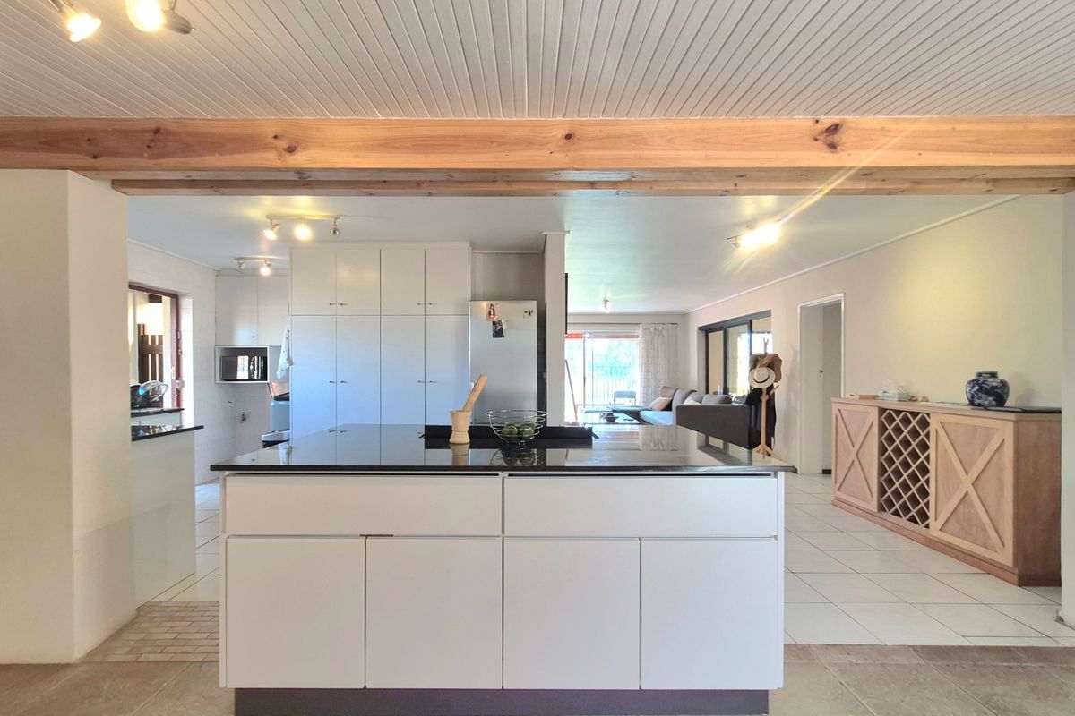 4 Bedroom House For Sale in Thornton, Cape Town - Photo 5