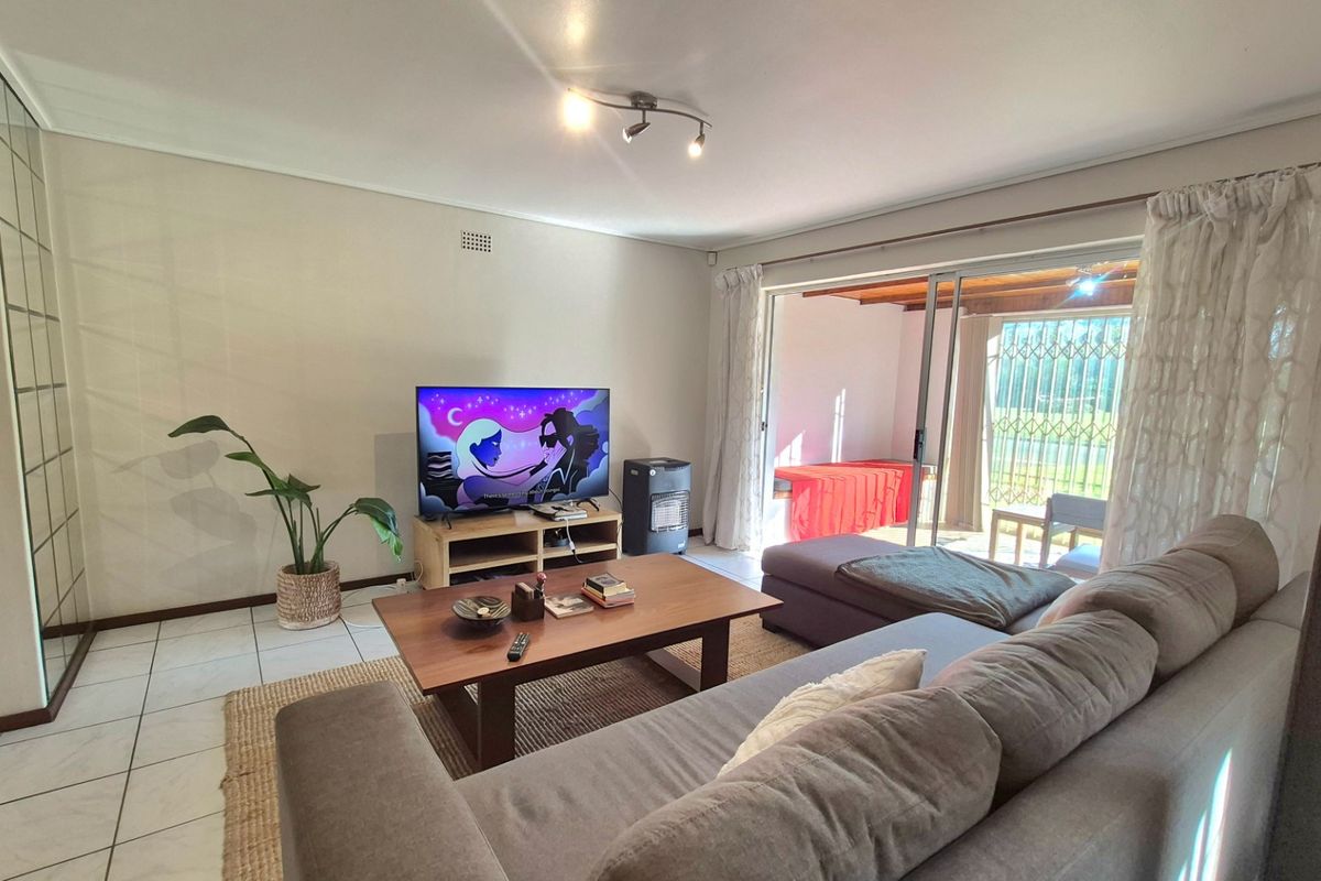 4 Bedroom House For Sale in Thornton, Cape Town - Photo 3