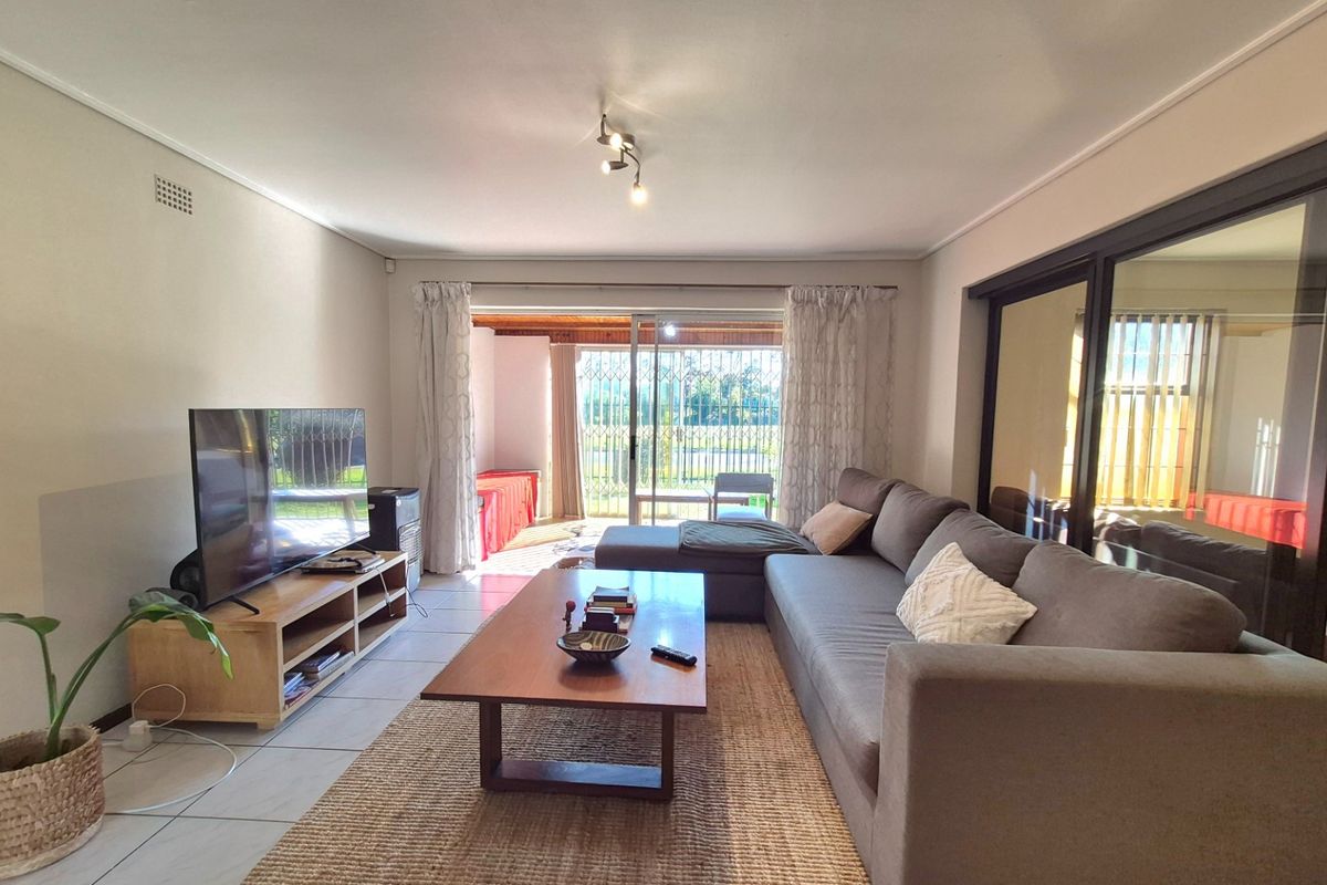 4 Bedroom House For Sale in Thornton, Cape Town - Photo 4