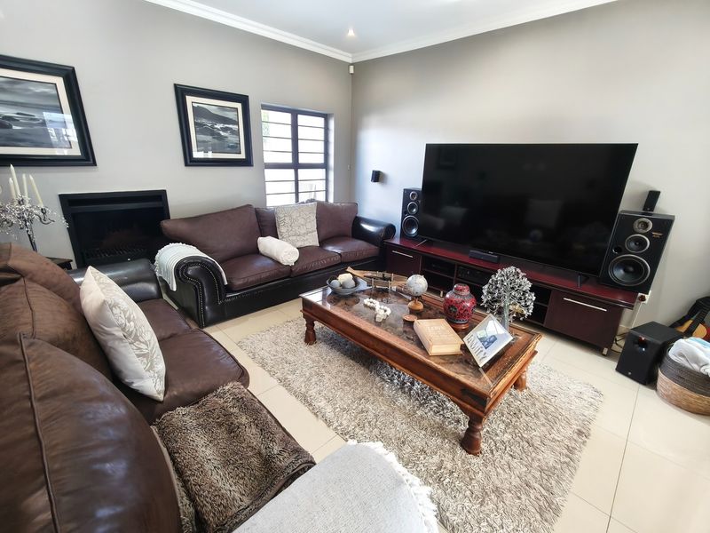 Stunning 4 Bedroom Home in Secure Close in Parklands - Photo 9