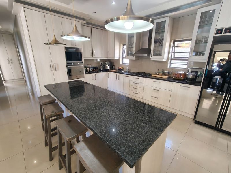 Stunning 4 Bedroom Home in Secure Close in Parklands - Photo 3